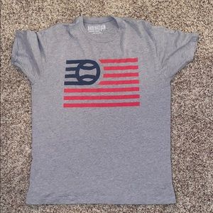 grey short sleeved t-shirt
